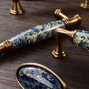 มือจับตู้หรู รุ่น C-1014 ลวดลายคลื่นสีน้ำเงินทอง พร้อมผิวทองเหลือง